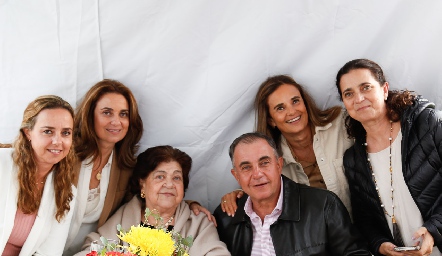  Tití Nava con sus hijos Marcela, Rocío, Javier, Vero y Cristina Alcalde.