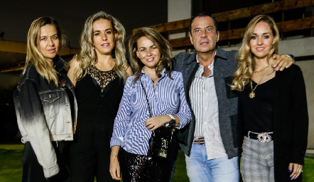  Marcela, Mónica, Monserrat y María Torres con David Lozano.