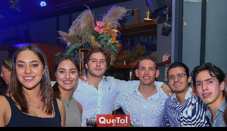 Ramón Suárez con sus amigos.