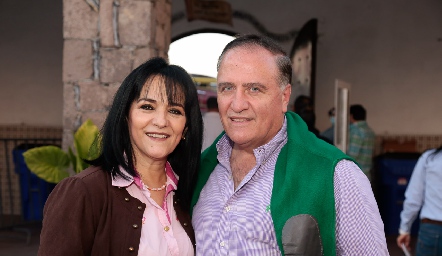  María Guadalupe Sáenz y Carlos Castellanos.