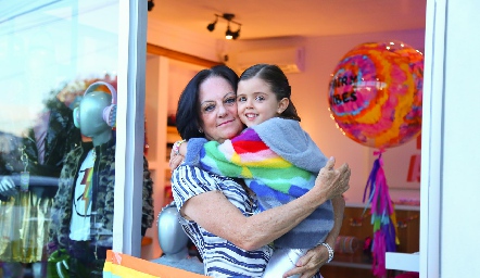  Melissa Gómez con su nieta.