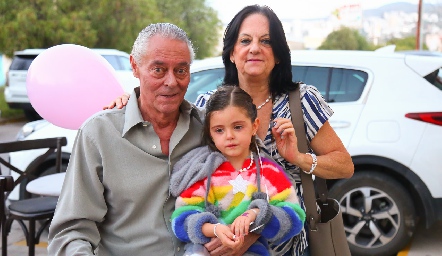 Miguel Ruiz y Melissa Gómez con su nieta.