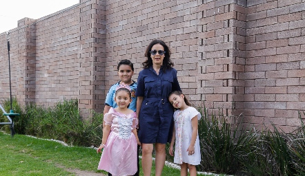  María, Jacobo, Paloma, Palomita.