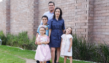  María, Jacobo, Iván, Paloma y Palomita.