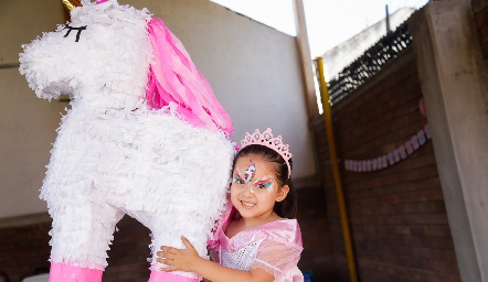  María con su piñata.