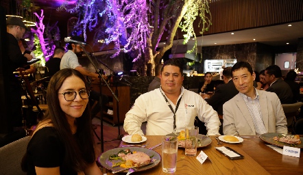  Cynthia González, Alberto Rosales y Kohei Hoshide en Los Canarios.