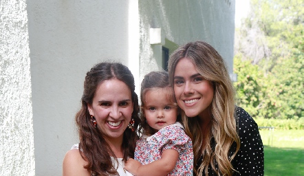  Andrea Escobar, Mayte  y  Jocelyn Córdova.
