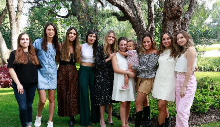  Fer Francisco, Catalina Abud, Adriana Estrada, Marina Gómez, Jocelyn Córdova, Andrea Escobar, Mayte,  Isabela Torres, Andrea Rodríguez y Gabriela López.