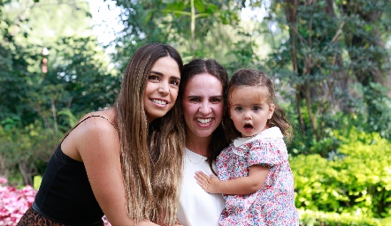  Adriana Estrada, Andrea Escobar y  Mayte.