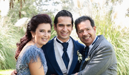  Rosa Isela Vázquez y Héctor Hernández con su hijo Héctor.
