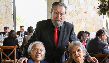  Mercedes Turrubiarte, Gonzalo Vázquez y Juanita Turrubiarte.