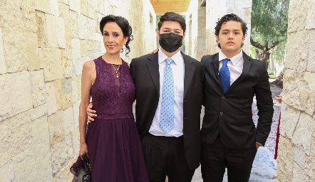  Rosy Hernández con sus hijos Rómulo Rodríguez y Emilio Rodríguez.
