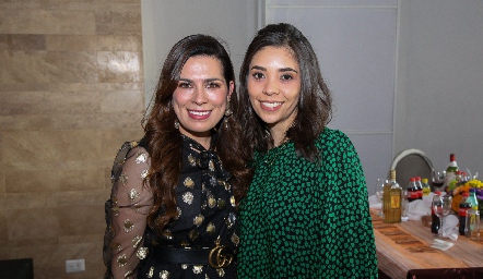  Mónica Cabrera y Tania Ayu.
