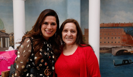  Mónica Cabrera y Elvira García.