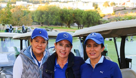 Patricia Gómez, Adriana Jiménez y Alma Rosa Méndez.