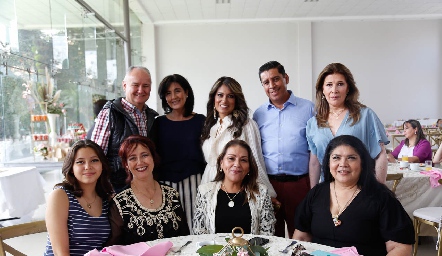  Andrea, María, Pilar, Ana, Eduardo, Guadalupe, Ana Luisa, Oscar  y Ángeles Delgadillo.