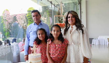  Oscar Macías y Ana Luisa Martínez con sus hijas María José y Mercedes.