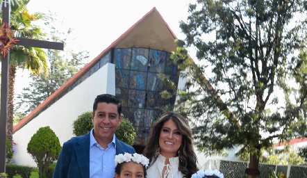  Oscar Macías y Ana Luisa Martínez con sus hijas Mercedes y María José.
