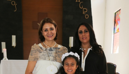  María José con sus madrinas.