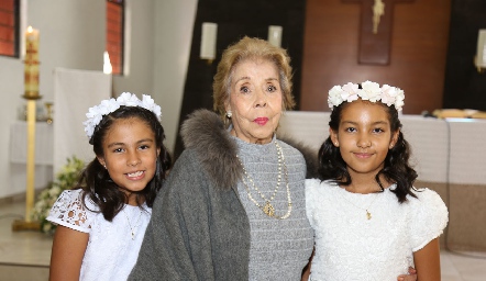  María José y Mercedes con su abuela.