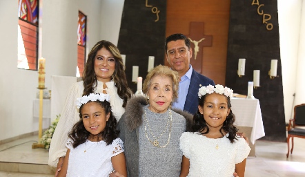  Ana Luisa Martínez, Oscar Macías, Lupita Delgadillo, María José y Mercedes Macías.