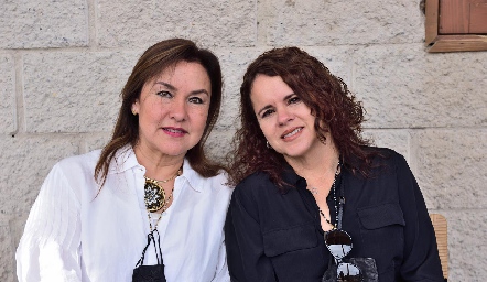  Claudia Gonzales y Alma Goldaracena.