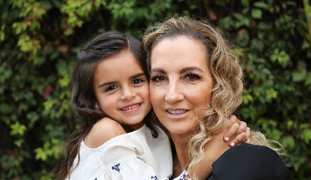 Carlota Domínguez con su abuela Elizabeth Eichelmann.