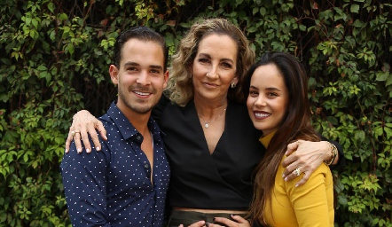  Elizabeth Eichelmann con sus hijos Gerardo y Alynn Ruiz.