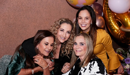 . Raquel y Elizabeth Eichelmann, Alynn Ruiz y Lynn Eichelmann 