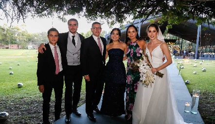  Manuel Saiz y Mónica Torres con la familia Farías Díaz Infante.