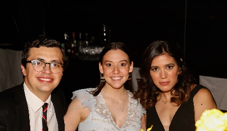  Aldo Martínez, Alejandra Morales y Claudia Martínez.