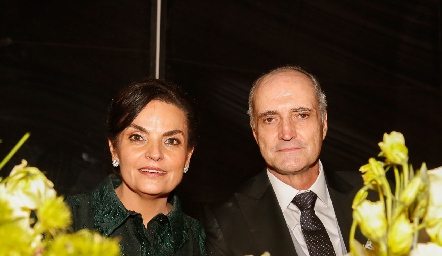  Adriana Díaz Infante y Carlos Saiz, papás del novio.
