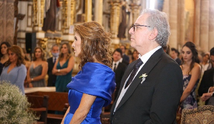  Mónica Hernández de Torres y Miguel Torres Corzo, papás de la novia.