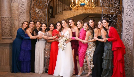  Mónica Torres con sus mejores amigas.