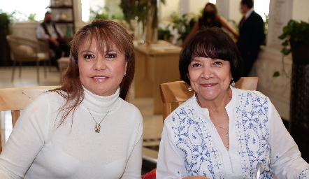  Pilar Flores y Juana González.