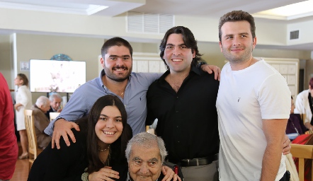  Antonio Esper con sus nietos Cata, Antonio, Jorge y Arturo.
