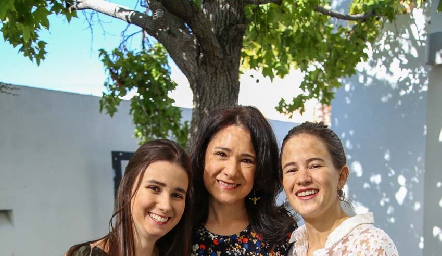  Mary Carmen Bárcena con sus hijas María y Montse Barral.