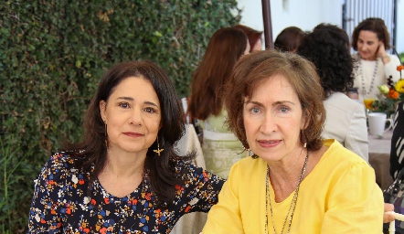  Mary Carmen Bárcena y Mónica Palau.
