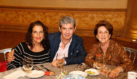  Lucila Hernández, Héctor Obregón y Magdalena González.