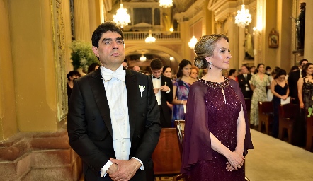  Luis Torres Corzo y Claudia Carpizo, papás del novio.