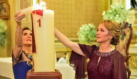  Tere Raymon de Ledezma y Claudia Carpizo de Torres, mamás de los novios compartiendo la Luz de Cristo.