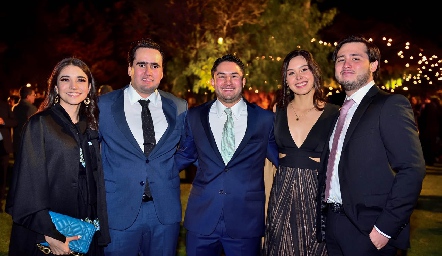  Acompañaron a los novios.