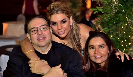  Moisés Payán, Maribel Torres y Lorena Torres.
