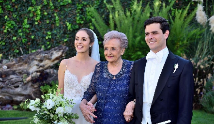  Tere Ledezma y Luis Torres con la abuela de la novia.