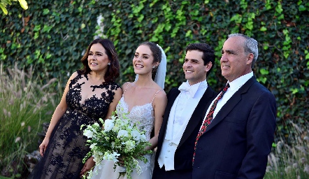  Los Padrinos de Velacion con los novios: Lauda Acosta, Tere Ledezma, Luis Torres y Ricardo Raymond.