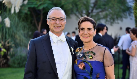  Alfonso Ledezma y Tere Raymond, papás de la novia.