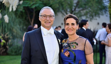  Alfonso Ledezma y Tere Raymond, papás de la novia.