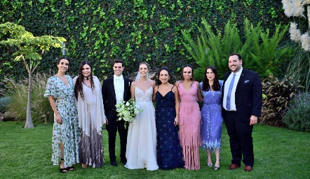  Los novios con sus amigos.