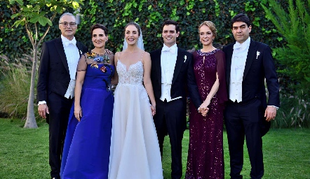  Los novios con sus papás: Alfonso Ledezma, Tere Raymond, Tere Ledezma, Luis Torres, Claudia Carpizo y Luis Torres.