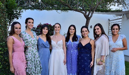  La novia con sus amigas.